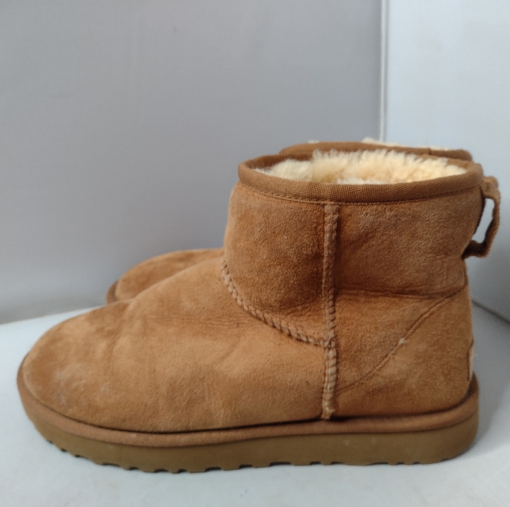 UGG Australia Women's Classic Mini II Boots Size 8 Brown Tan  Chestnut BB